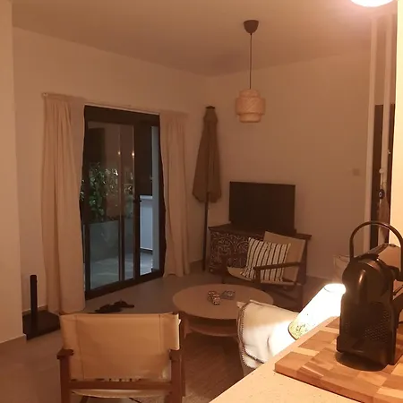 Shades Of Blue Apartment. פאפוס